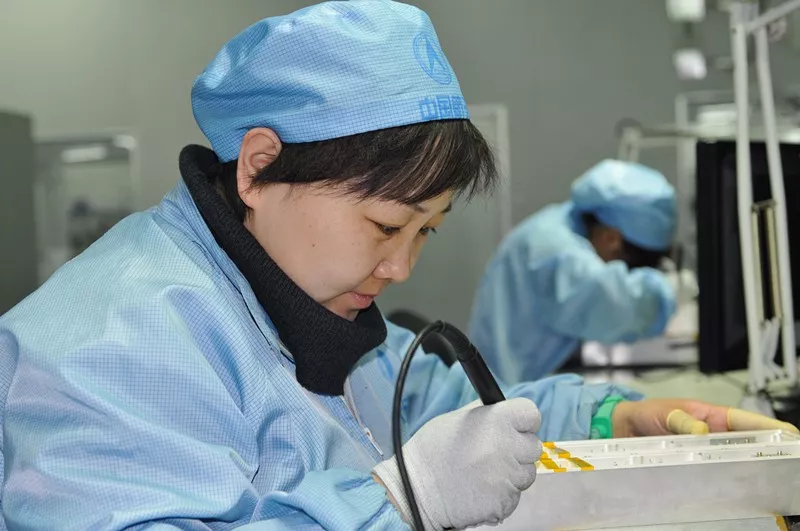微波电装生产线上的“航天金手指”1.jpg