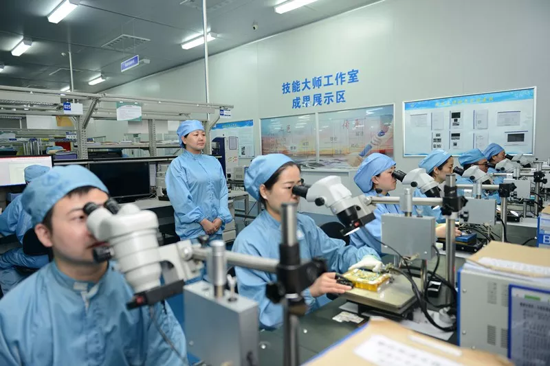 微波电装生产线上的“航天金手指”2.jpg